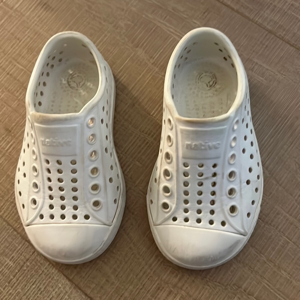 White kids natives size 5